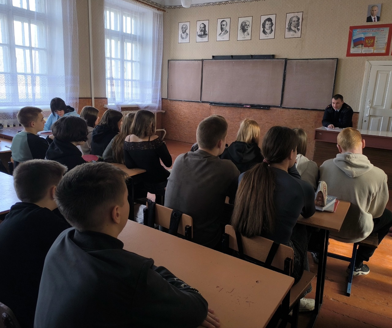 29.01.2025 года сотрудники ОПДН ОУУП и ПДН ОМВД России &amp;quot;Снежнянский&amp;quot; провели встречу с учащимися 6-11 классов.